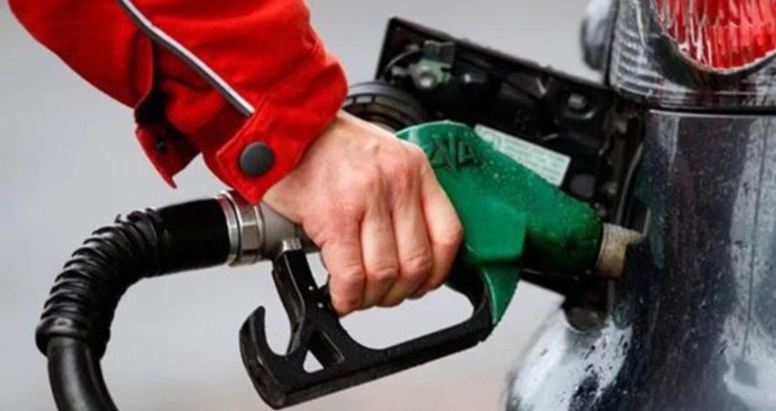 Brent petrol fiyatlarında yaşan artışın ardından vatandaşlar akaryakıt fiyatlarını yakından