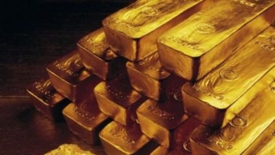 Altın, Cuma günü düşüşünü sürdürdü ancak haftalık bazda küçük bir