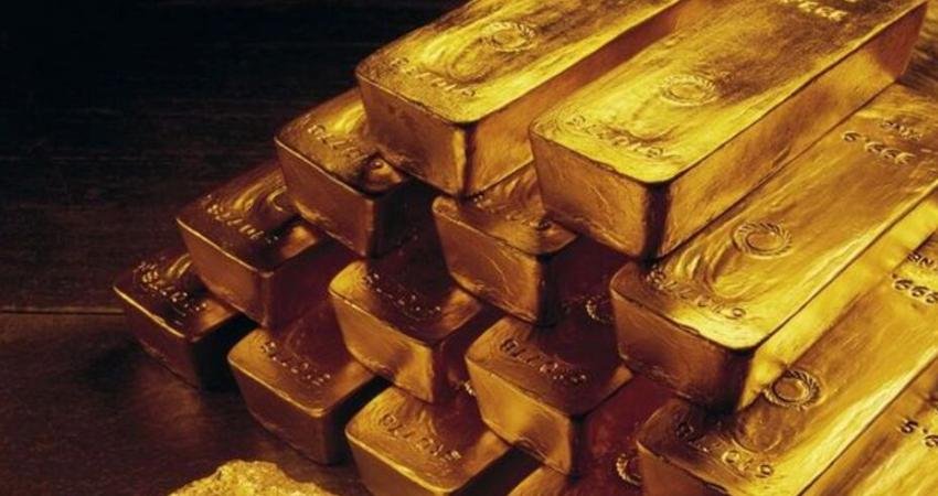 Altın, Cuma günü düşüşünü sürdürdü ancak haftalık bazda küçük bir