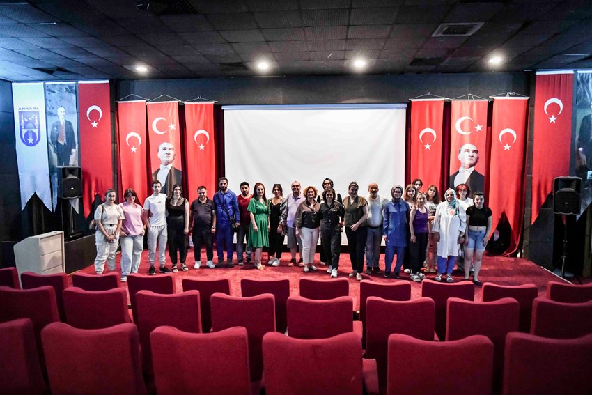Ankara Büyükşehir Belediyesi, tiyatroya ilgi duyan sanatsever Başkentliler için “Mahallede
