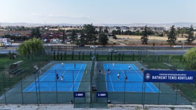 Eskişehir Büyükşehir Belediyesi’ne ait Batıkent Açık Tenis Kortları, her yaştan