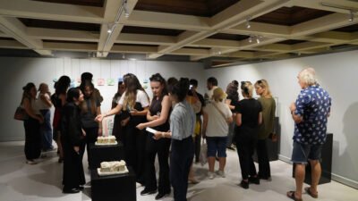 Eskişehir Büyükşehir Belediyesi’nin düzenlediği “Bozunma/Oluşum” sergisi, Semiha Atabey’in seramik eserleriyle