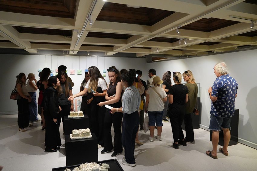 Eskişehir Büyükşehir Belediyesi’nin düzenlediği “Bozunma/Oluşum” sergisi, Semiha Atabey’in seramik eserleriyle