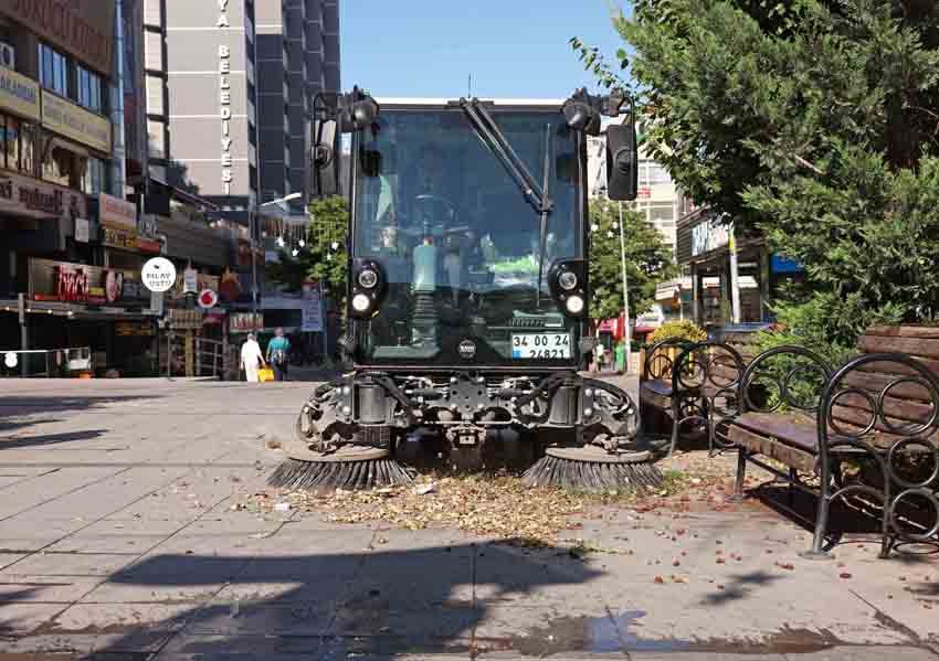 Çankaya Belediyesi'nin semtlerde başlattığı genel temizlik çalışmaları Seyran bölgesinin ardından kent merkezinde devam