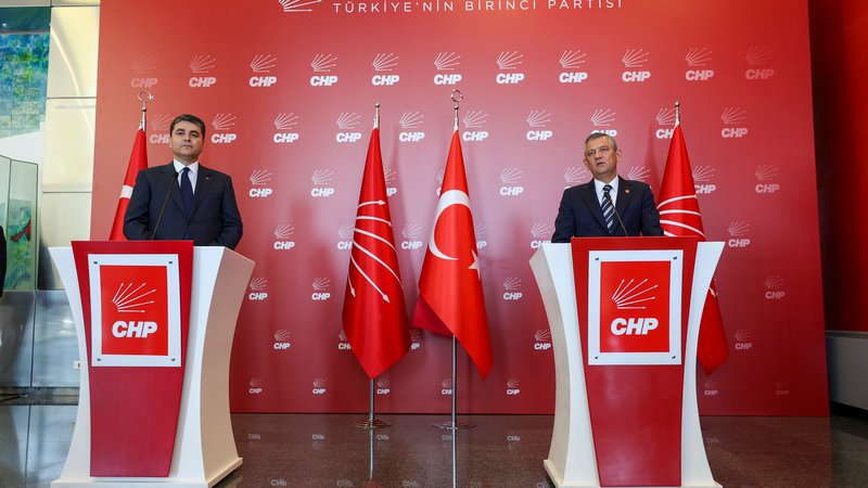 Demokrat Parti lideri Gültekin Uysal, CHP Genel Başkanı Özgür Özel'i
