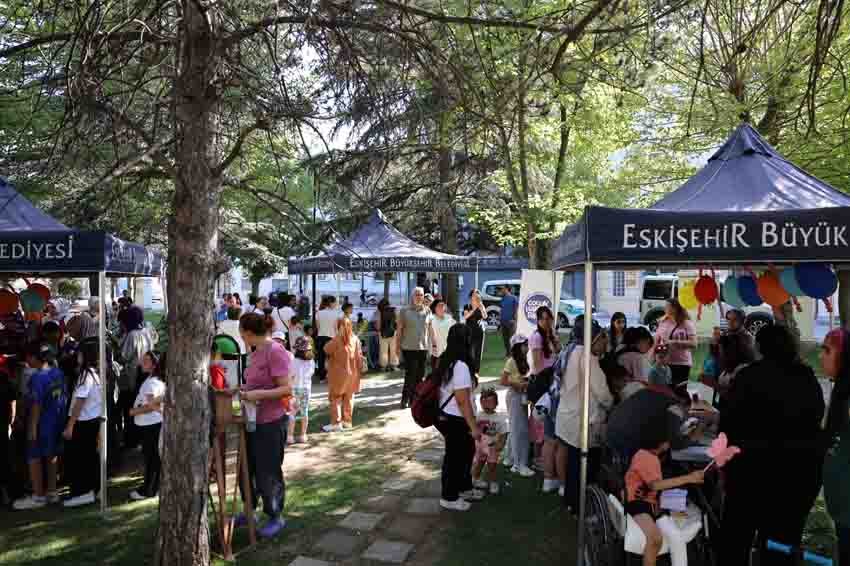 Eskişehir Büyükşehir Belediyesi tarafından düzenlenen Şirintepe Çocuk Şenliği, mahalledeki çocuklara