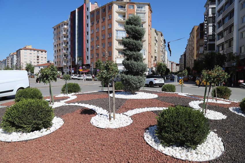 Eskişehir Büyükşehir Belediyesi, su kıtlığına karşı kavşak ve refüjlerde damlama