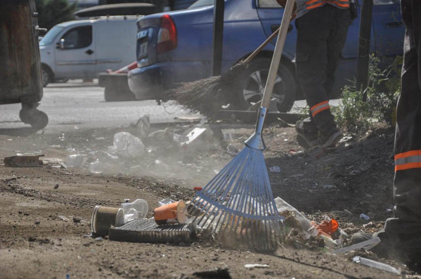 Etimesgut Belediyesi, ilçenin genelinde cadde ve sokaklarda sürdürdüğü temizlik çalışmalarını