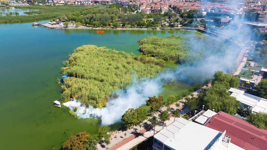 Gölbaşı Belediyesi ekipleri Mogan Gölü’nde müsilaj temizliği ve vektörle mücadele