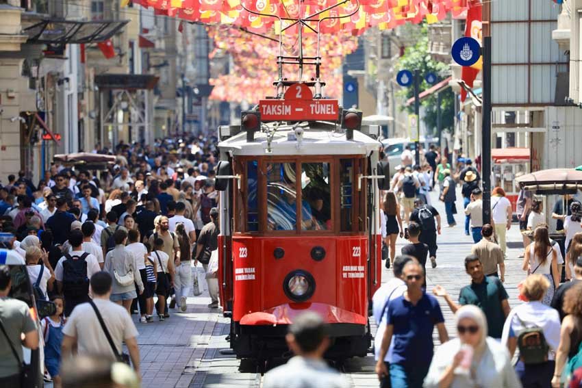İBB’nin köklü kurumu İETT, İstanbul’un tarihi değerlerinden olan 97 yıllık