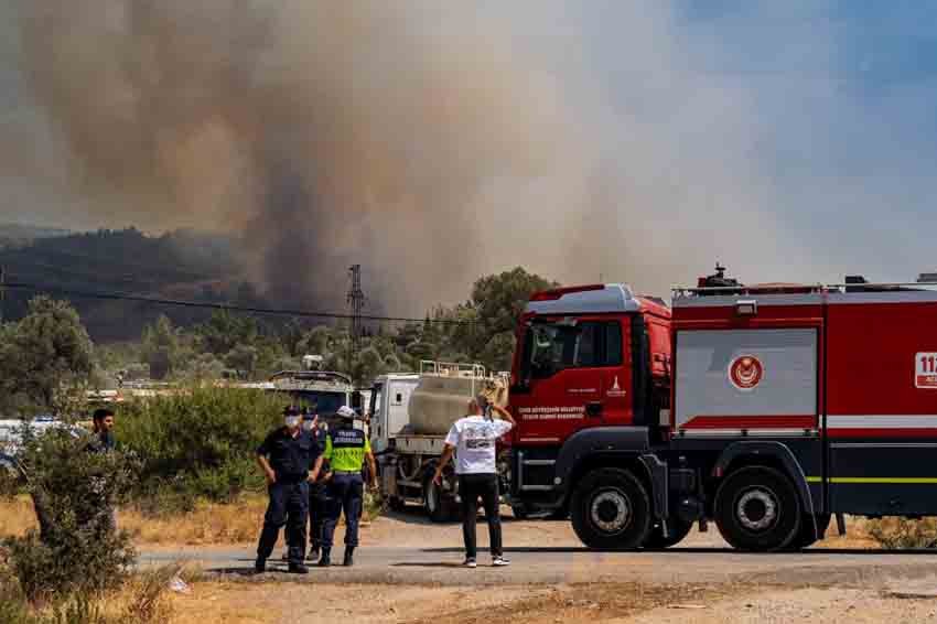İzmir Büyükşehir Belediyesi İtfaiye Dairesi Başkanlığı ekipleri, bugün iki ilçede