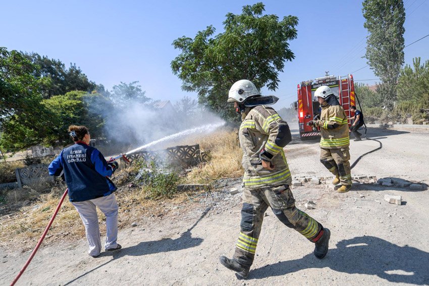 İzmir Büyükşehir Belediyesi’nin dağıttığı su tankerleri, özellikle kırsal bölgelerde yangınların