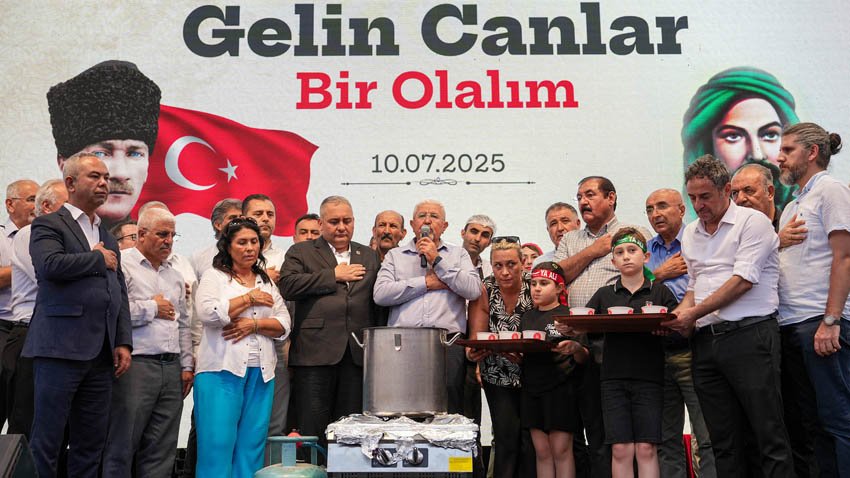 Keçiören Belediyesi tarafından Muharrem ayı dolayısıyla Kalaba Kent Meydanı’nda aşure
