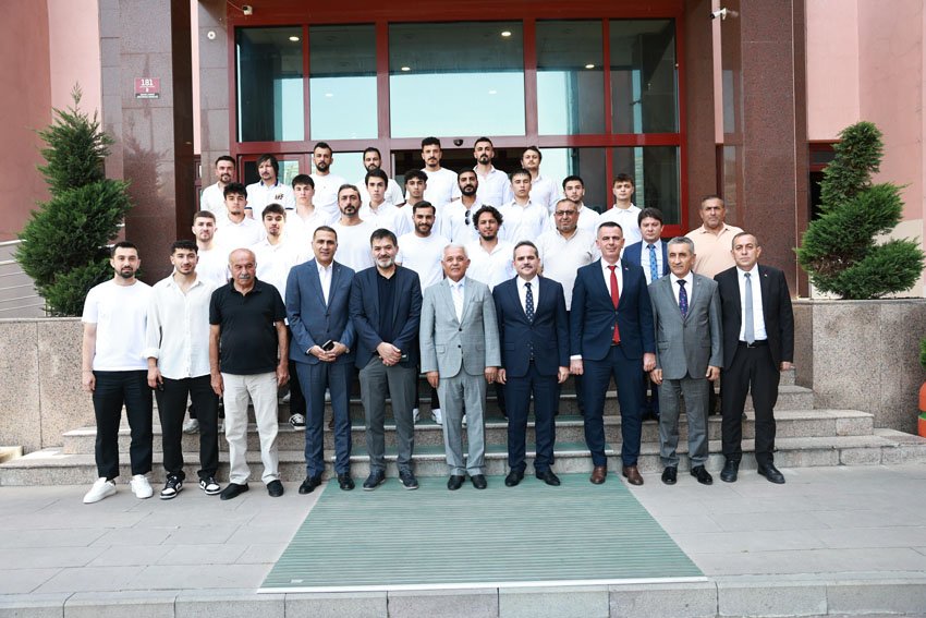 Mamak Belediyesi Spor Kulübü üç kulvarda aldığı üç kupayla başarılı