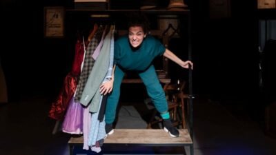 Bir oyuncunun yaptığı meslekle, en yakın arkadaşlarıyla ve ailesiyle yüzleşme