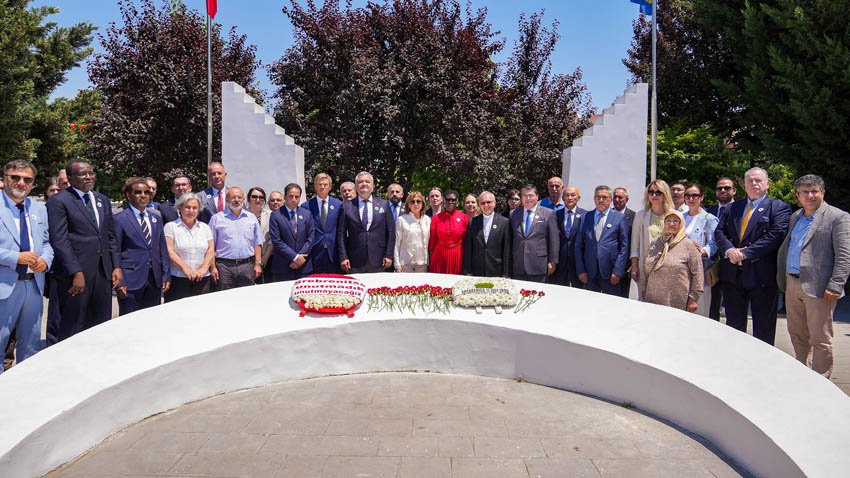 11 Temmuz 1995’te Bosna-Hersek’in doğusundaki Srebrenitsa kentinde soykırıma uğrayan 8