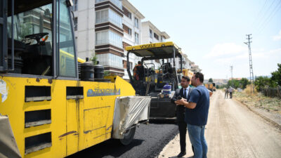 Kahramankazan Belediye Başkanı Selim Çırpanoğlu, TOKİ bölgesinde başlattıkları sıcak asfalt
