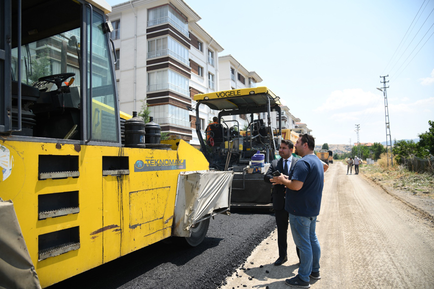 Kahramankazan Belediye Başkanı Selim Çırpanoğlu, TOKİ bölgesinde başlattıkları sıcak asfalt