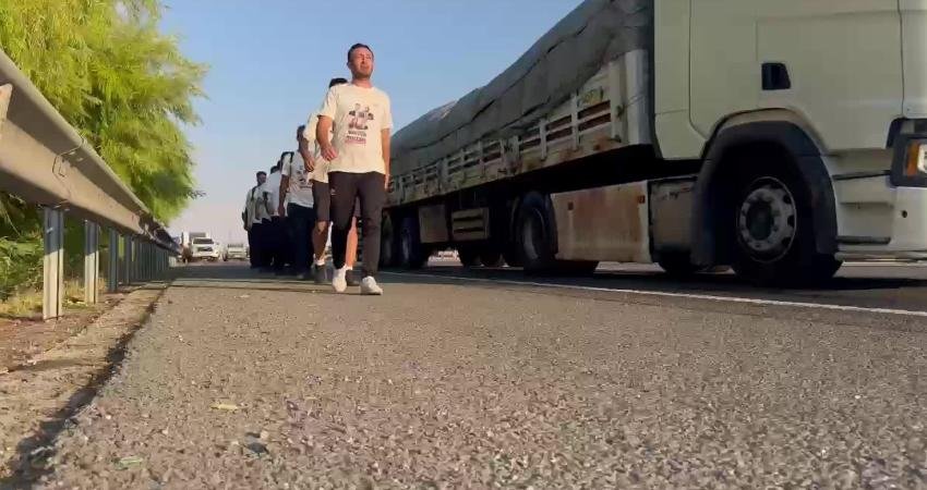 CHP’li gençler, CHP’li belediyelere yönelik operasyonlara tepki göstermek amacıyla başlattıkları