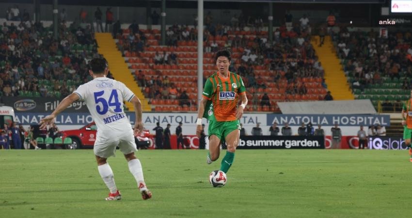  Süper Lig’in 2. haftasında Alanyaspor ağırladığı Rizespor ile 0-0 berabere
