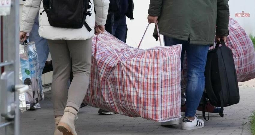 Almanya’da sığınma başvuruları bir yılda yarı yarıya azaldı. Belediyelerin bu