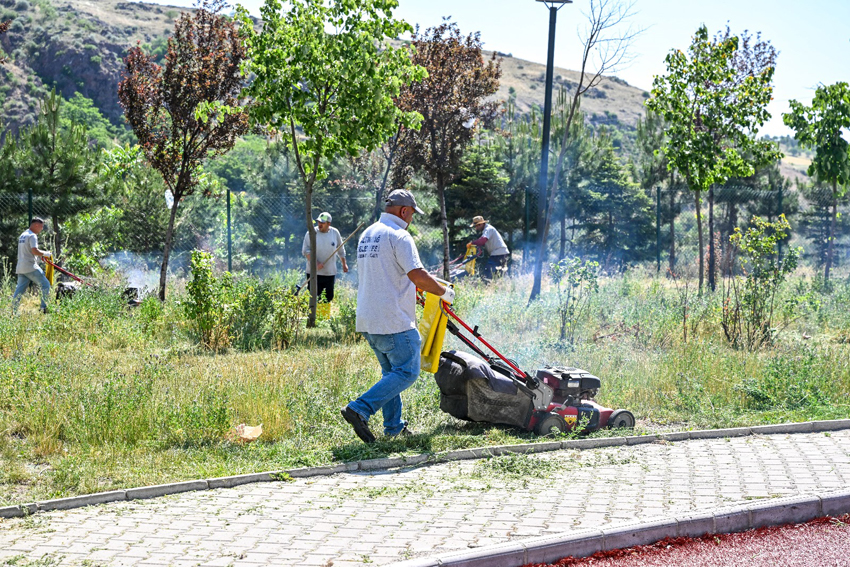 Altındağ Belediyesi, yaz aylarında vatandaşların daha yoğun kullandığı parklarda bakım,