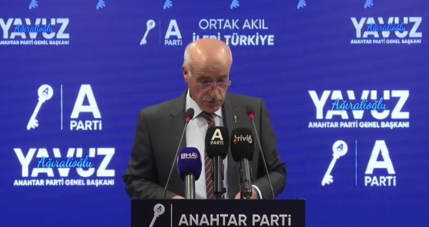 Anahtar Parti Sözcüsü Fuat Geçen, partisinin genel merkezinde düzenlediği basın
