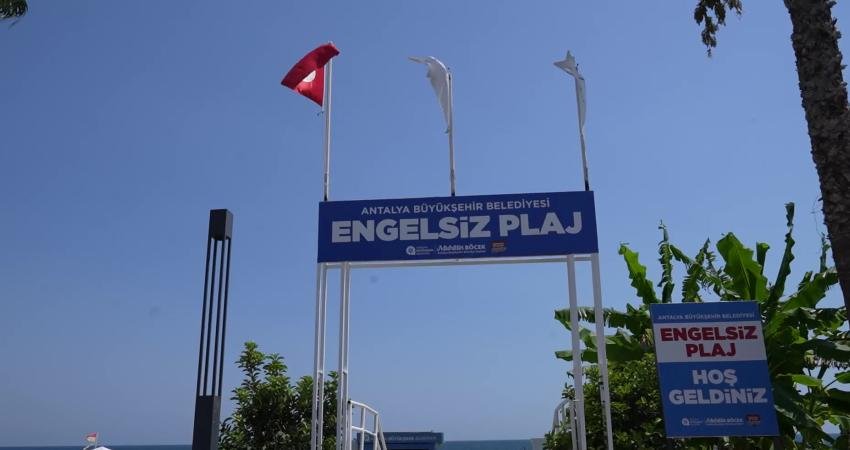 Antalya Büyükşehir Belediyesi tarafından engelli vatandaşların rahat bir şekilde denize
