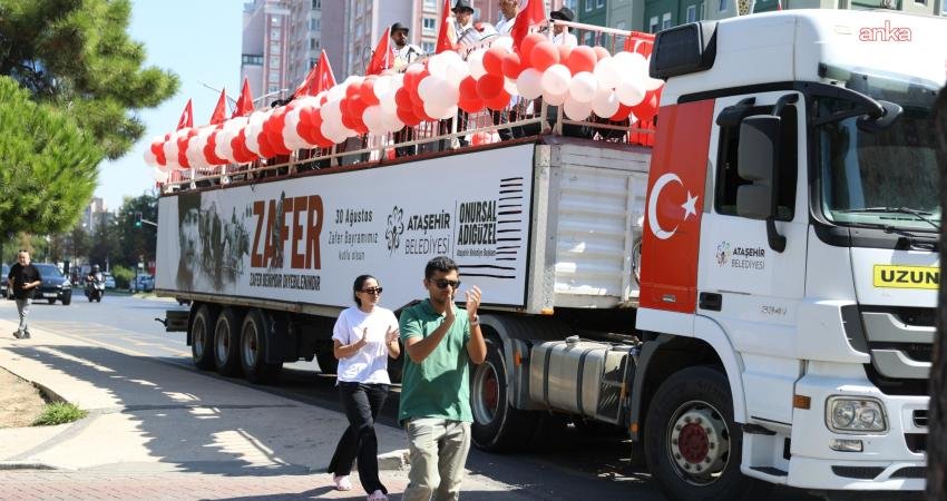 30 Ağustos Zafer Bayramı kutlamaları, Ataşehir'de renkli görüntülere sahne oldu.