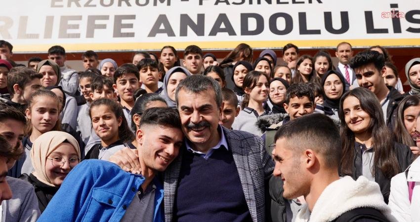 Milli Eğitim Bakanı Yusuf Tekin, üniversiteye yerleşen öğrencileri tebrik ederek,
