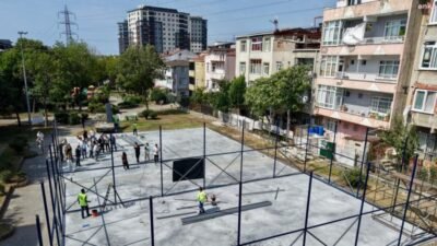 Bayrampaşa Belediyesi, ilçedeki çim sahaları baştan aşağı yeniliyor. Bu kapsamda