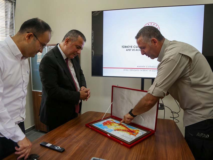 Belediye Başkan Yardımcısı Bayındır, AFAD Etimesgut’ta eğitim faaliyetlerini değerlendirdi Etimesgut Belediye Başkan Yardımcısı Gültekin Bayındır, AFAD’ın Etimesgut’ta bulunan Eğitim
