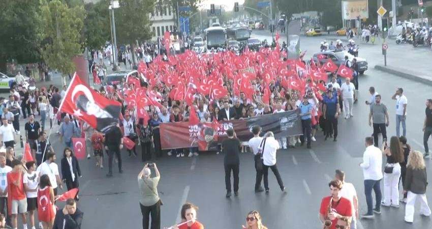 30 Ağustos Zafer Bayramı kapsamında Beşiktaş’ta düzenlenen yürüyüş, Dolmabahçe Sarayı