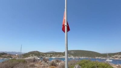 Bodrum Belediyesi, ilçe genelinde yıpranmış ve eskimiş Türk bayraklarını yeniliyor.
