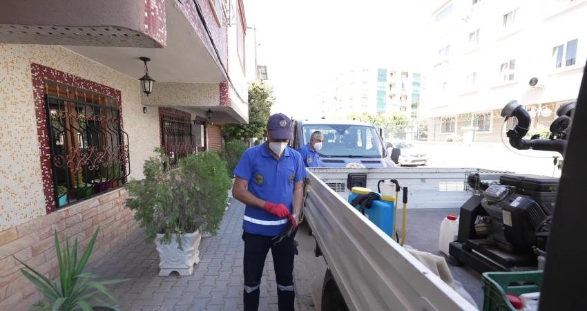 Halk sağlığı için çalışmalarını aralıksız sürdüren Buca Belediyesi, sahadaki ilaçlama