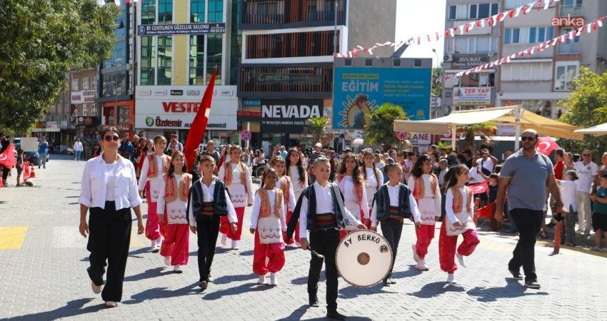 Burhaniye’de 30 Ağustos Zafer Bayramı coşkulu kutlamalara sahne oluyor. Tebrikat