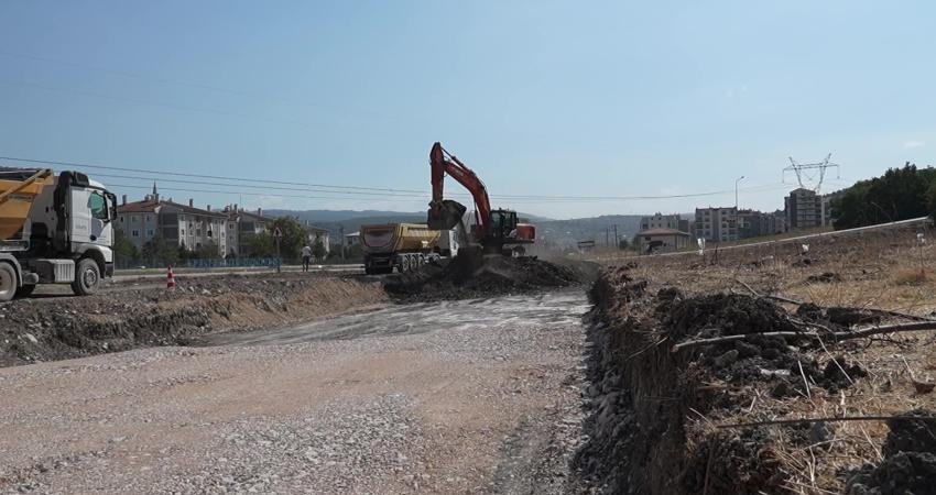 Kentin 17 ilçesinde 64 farklı noktada yürütülen yol yapım ve