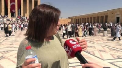 Ankara'da 30 Ağustos Zafer Bayramı'nın 103'üncü yıl dönümünde vatandaşlar Anıtkabir'i