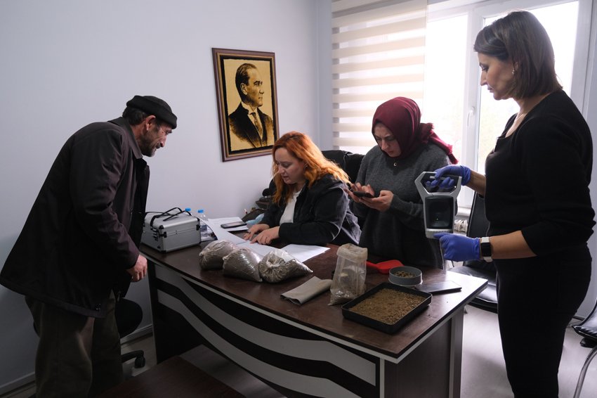 Eskişehir Büyükşehir Belediye Başkanı Ayşe Ünlüce tarafından çiftçiler için hayata