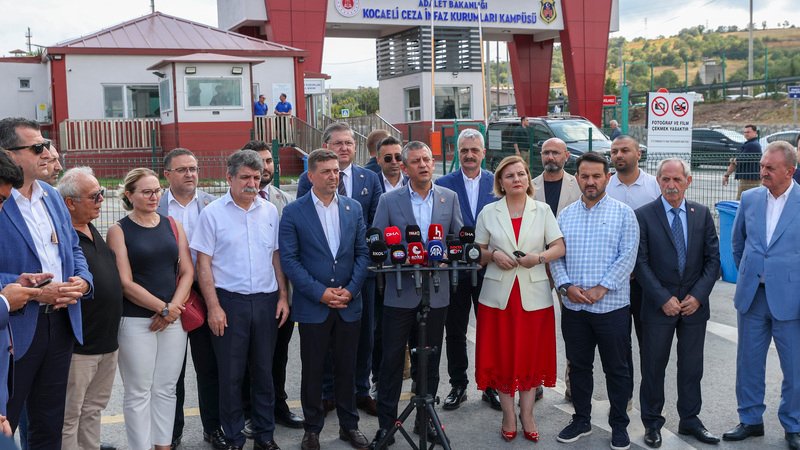 CHP Genel Başkanı Özgür Özel, Kandıra Cezaevi'nde tutuklu siyasetçi ve