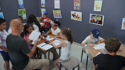 Çocuklar, Karikatürist Altan Özeskici ile hem öğrendi hem eğlendi Ayvalık