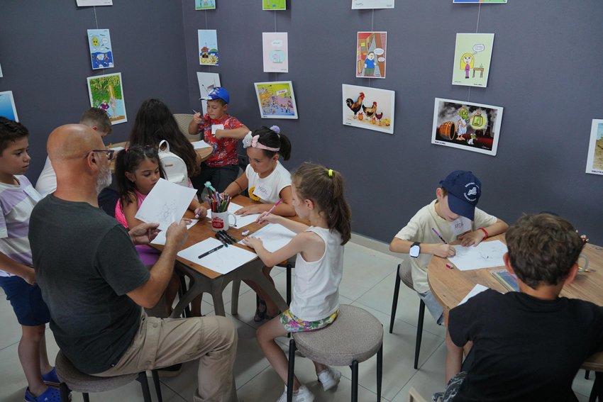 Çocuklar, Karikatürist Altan Özeskici ile hem öğrendi hem eğlendi Ayvalık