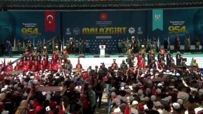 Cumhurbaşkanı Recep Tayyip Erdoğan, "Suriye'deki tüm kardeş halklar gibi Kürtlerin