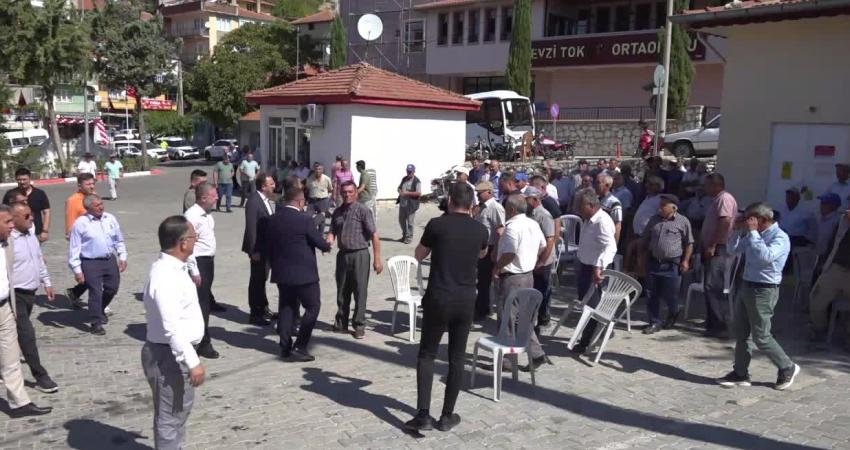 Denizli'de üreticiler, üzüm fiyatlarının düşük olmasından dert yandı. Üreticilerle bir
