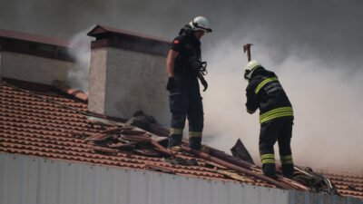 Eskişehir Büyükşehir Belediyesi İtfaiye ekipleri EMKO geri dönüşüm tesislerinde bulunan