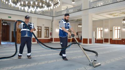 Esenyurt Belediyesi, ilçe genelindeki camilerde düzenli olarak sürdürdüğü temizlik çalışmalarına
