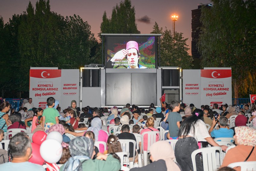Esenyurt Belediyesi’nin düzenlediği açık hava etkinlikleri, animasyon gösterilerinden müzik dinletisine,
