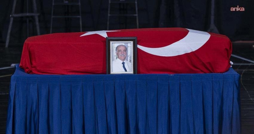 Türkiye'de omurga cerrahisinin öncülerinden eski Dokuz Eylül Üniversitesi (DEÜ) Rektörü