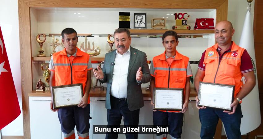 Gölbaşı Belediyesi Temizlik İşleri Müdürlüğü personeli, çalışmalar sırasında içinde altın