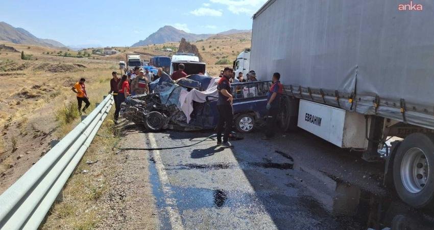 Hakkari-Van karayolunda TIR ile hafif ticari aracın çarpışması sonucu meydana